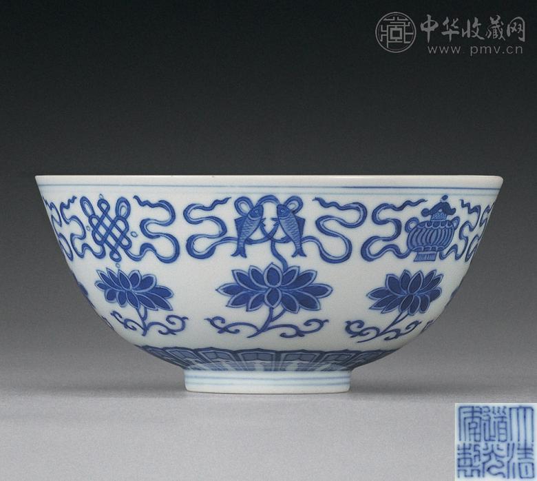 清道光 青花莲托八吉祥纹碗