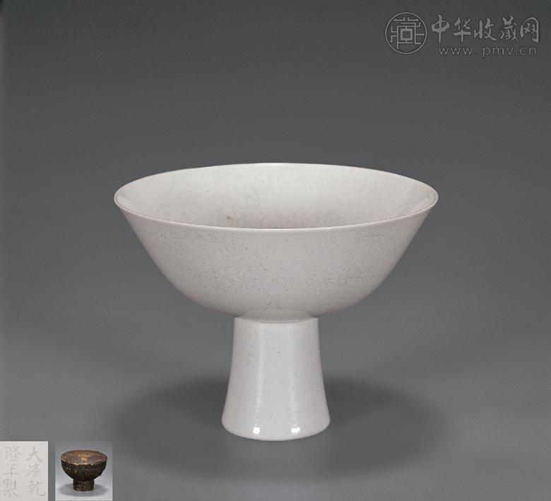 清乾隆 白釉暗刻花卉高足碗