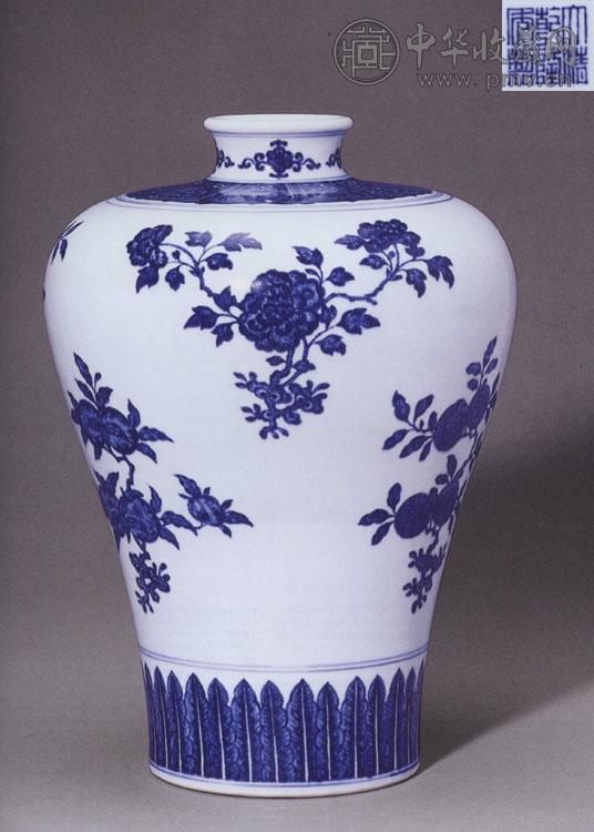 清乾隆 青花折枝花果纹梅瓶