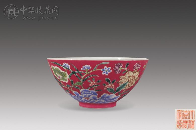 清嘉庆 胭脂红地粉彩花卉碗