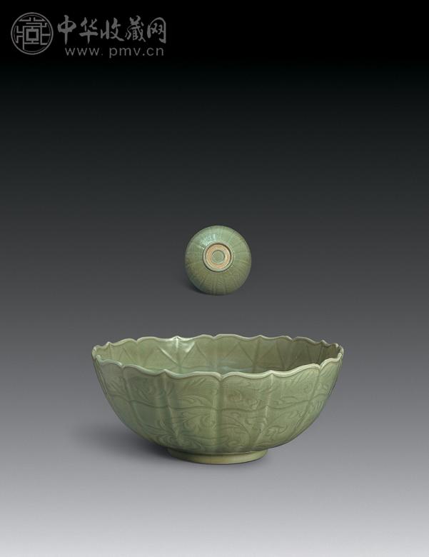 明初 龙泉官窑刻花菱口大碗