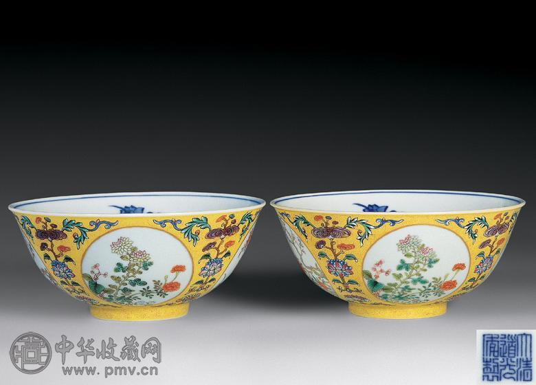 清道光 黄地轧道开光粉彩花卉图碗(1对)