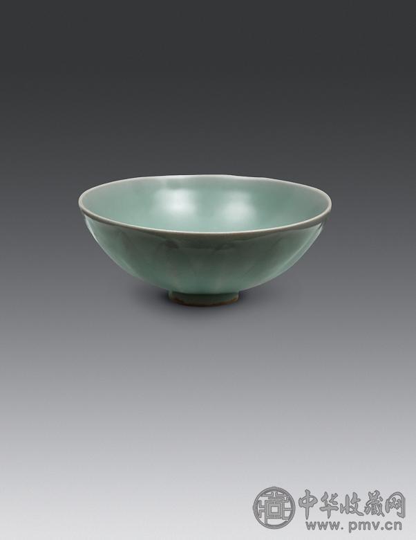 南宋 龙泉刻菊瓣纹粉青釉碗