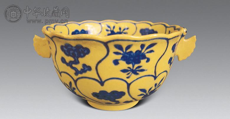 黄釉青花双耳隔栏如意纹碗