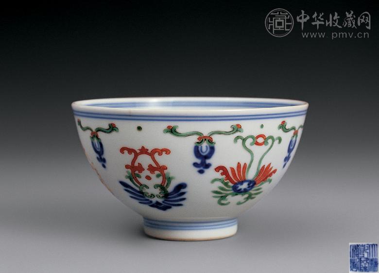 清乾隆 青花五彩忍冬草纹鸡心碗