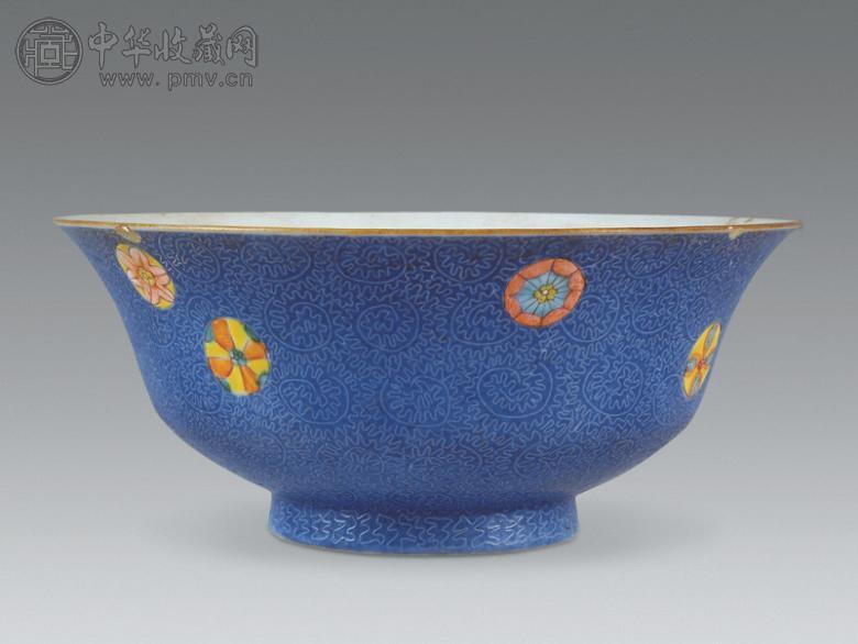清 蓝地轧道粉彩皮球花卉纹碗