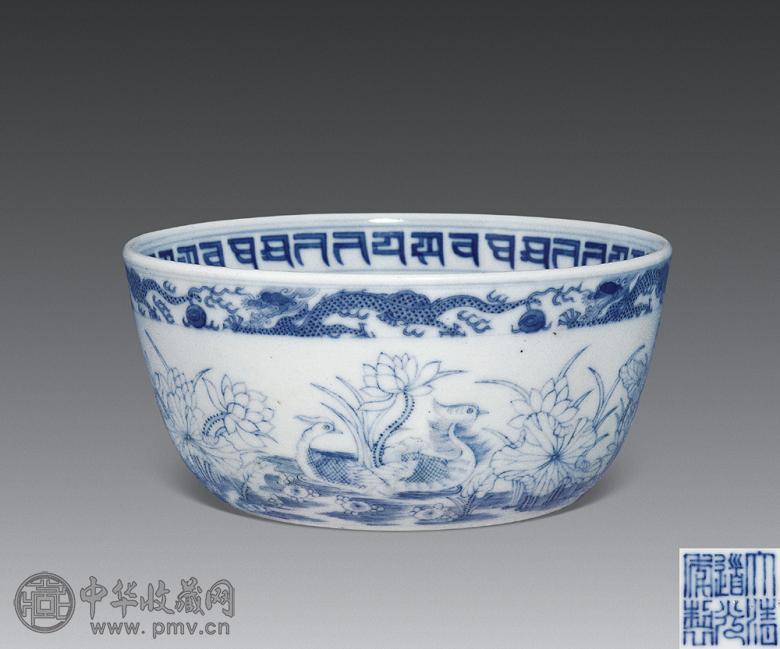 清道光 青花单描莲塘鸳鸯墩式碗