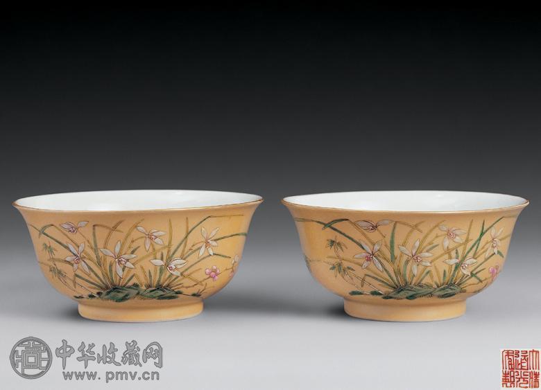 清道光 米黄地粉彩花蝶撇口碗(1对)