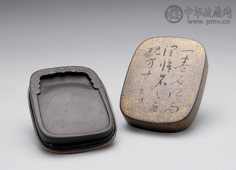 清初 雕双螭拱日图歙砚