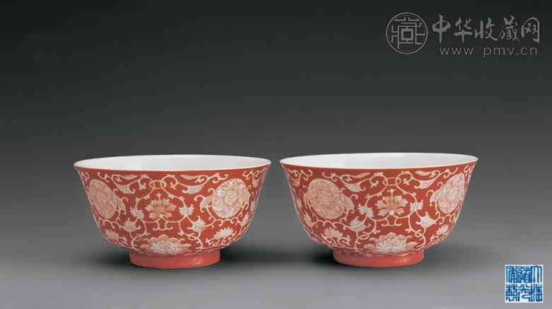 清道光 矾红地白花卉纹碗(1对)