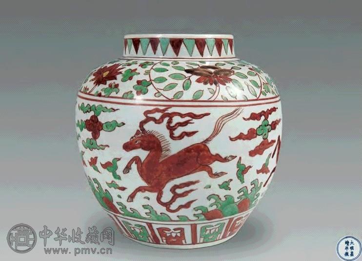 明嘉靖 五彩天马纹罐