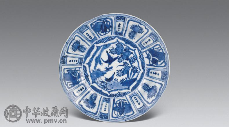 明万历 青花莲瓣形开光花鸟盘