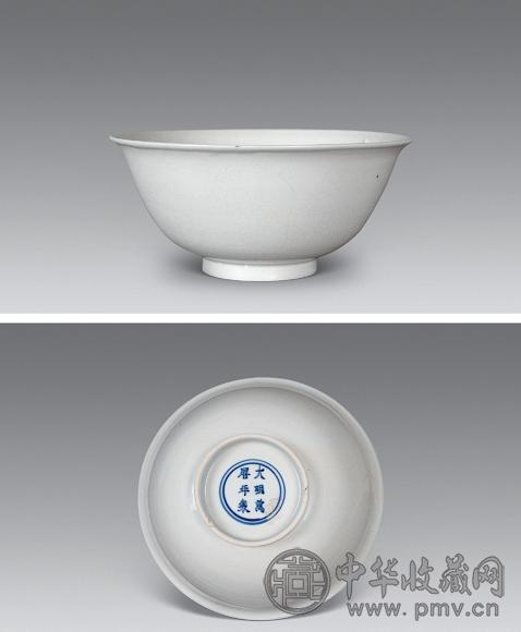 明万历 白釉暗刻花卉碗