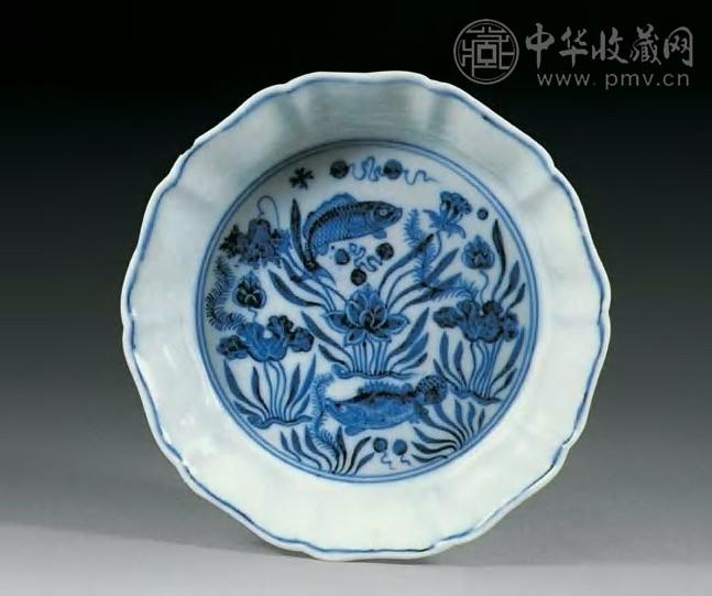明宣德 青花荷莲鱼藻纹十棱洗