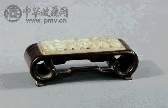 明 白玉雕蟠螭花卉纹红木托墨床