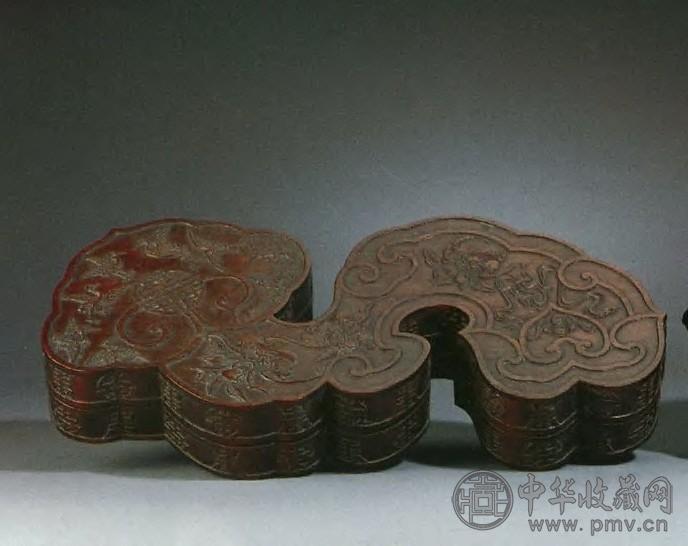 清十九世纪 浮雕福寿纹如意形红本盒