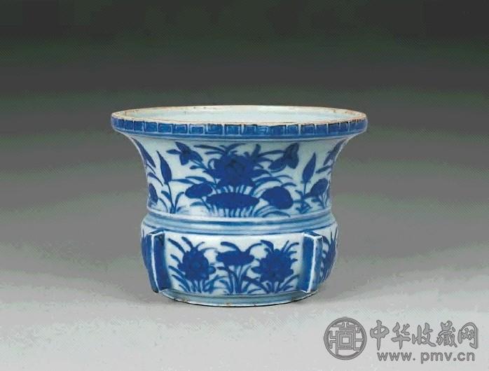 明嘉靖 青花莲塘出戟尊