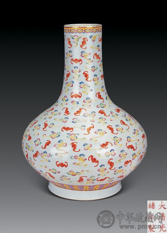 清光绪 粉彩云蝠纹荸荠瓶