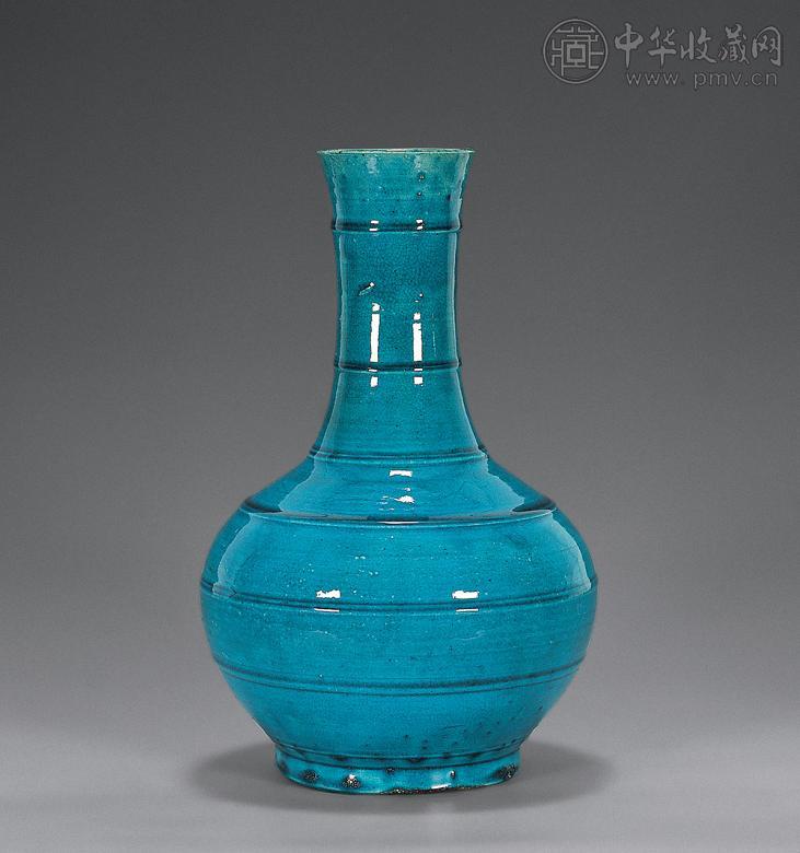 清乾隆 孔雀绿弦纹瓶