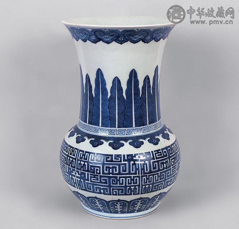 清嘉庆 青花蕉叶夔龙纹尊