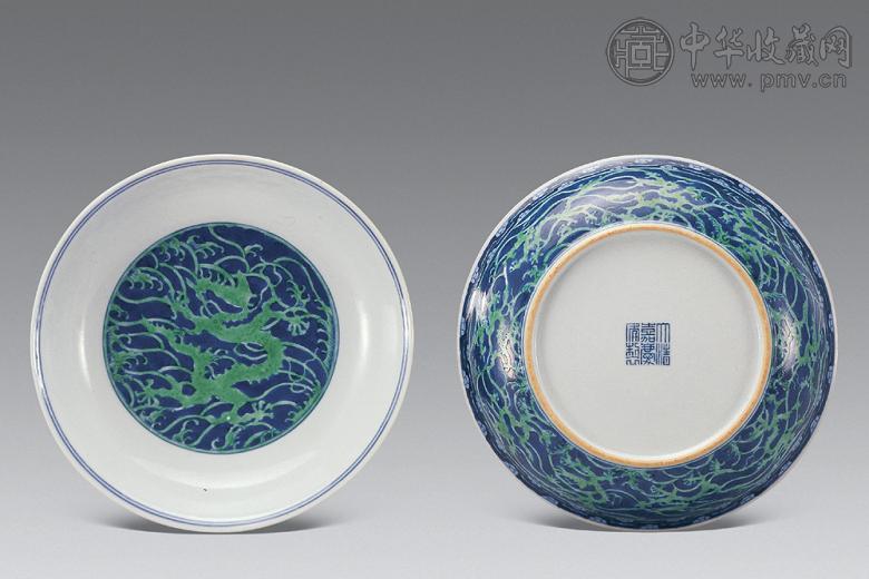 清嘉庆 青花海水绿彩龙纹盘(1对)