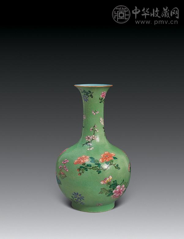 清乾隆 绿地粉彩花卉纹赏瓶