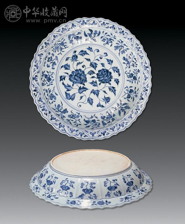 明永乐 青花折枝牡丹纹菱口大盘