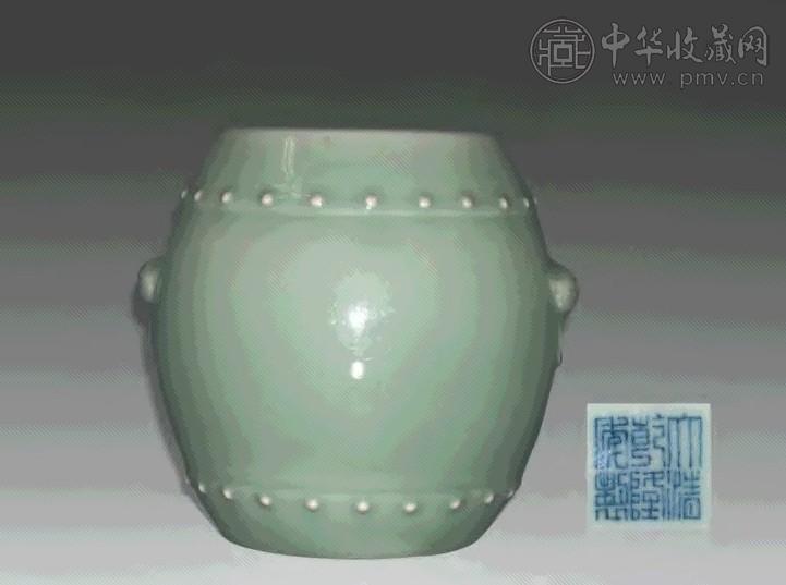 清乾隆 豆青釉鼓钉兽耳罐