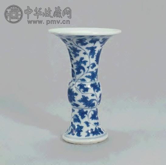 清雍正 青花缠枝莲纹觚式瓶