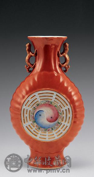 民国 珊瑚红开框八卦双龙耳瓶