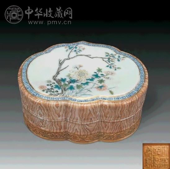 清乾隆 石釉纹开光粉彩花卉海棠盖盒