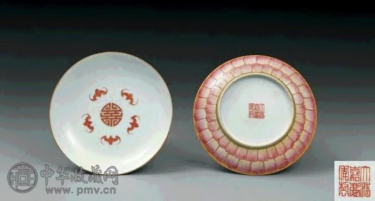 清嘉庆 粉彩莲瓣纹五福捧寿盘(1对)