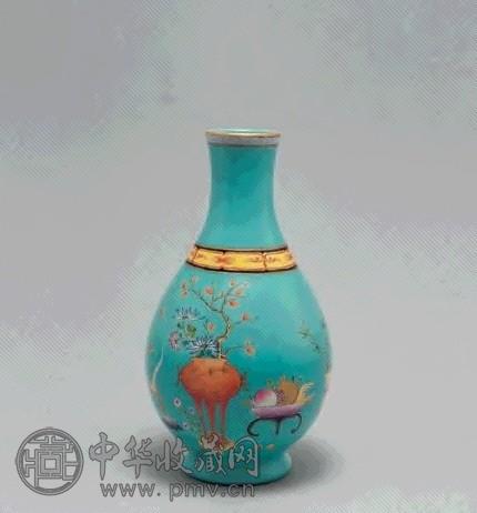 清 嘉庆 蓝地粉彩花果纹瓶