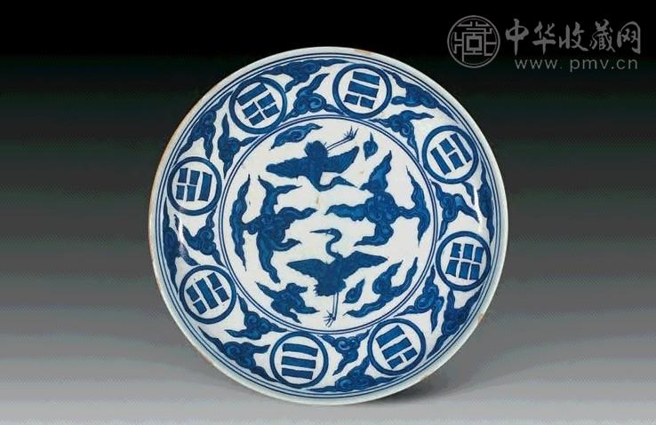 嘉靖 青花云鹤八卦双龙纹盘