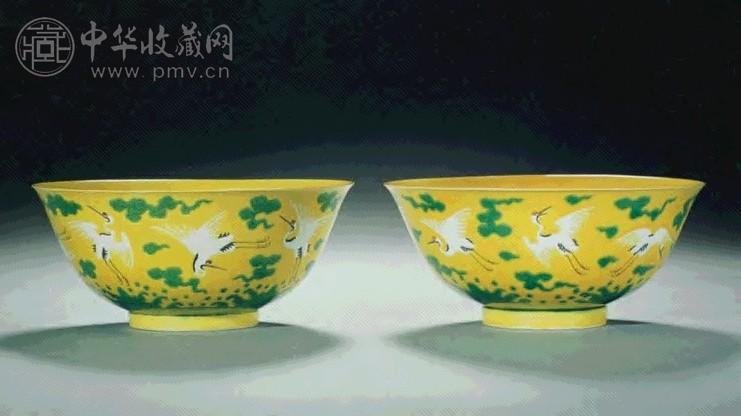 清雍正 黄地划彩云鹤纹碗(1对)