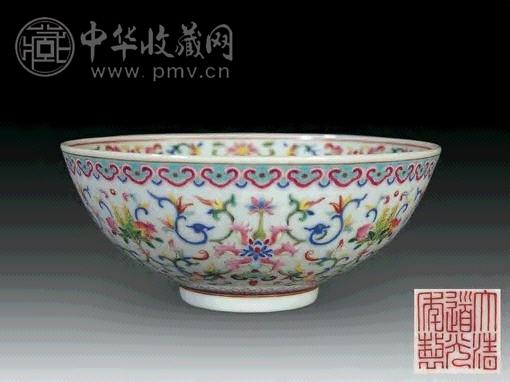清道光 粉彩花卉纹碗