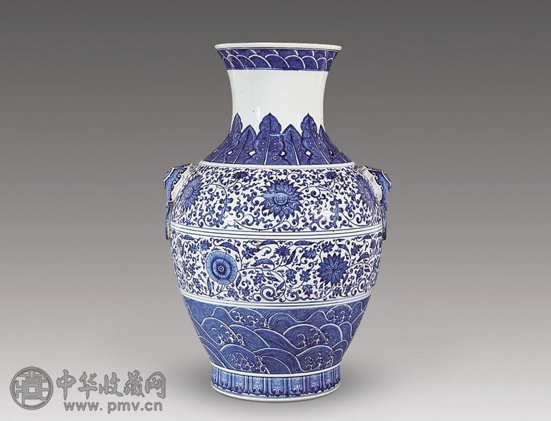 民国 青花缠枝莲纹铺首尊