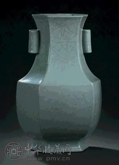 清雍正 仿官窑贯耳六方壶