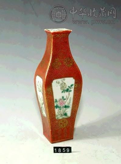 民国 珊瑚地描金开光花卉方瓶