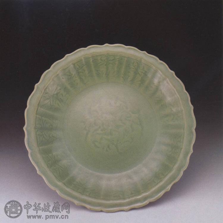 明初 龙泉窑暗花葵口大盘