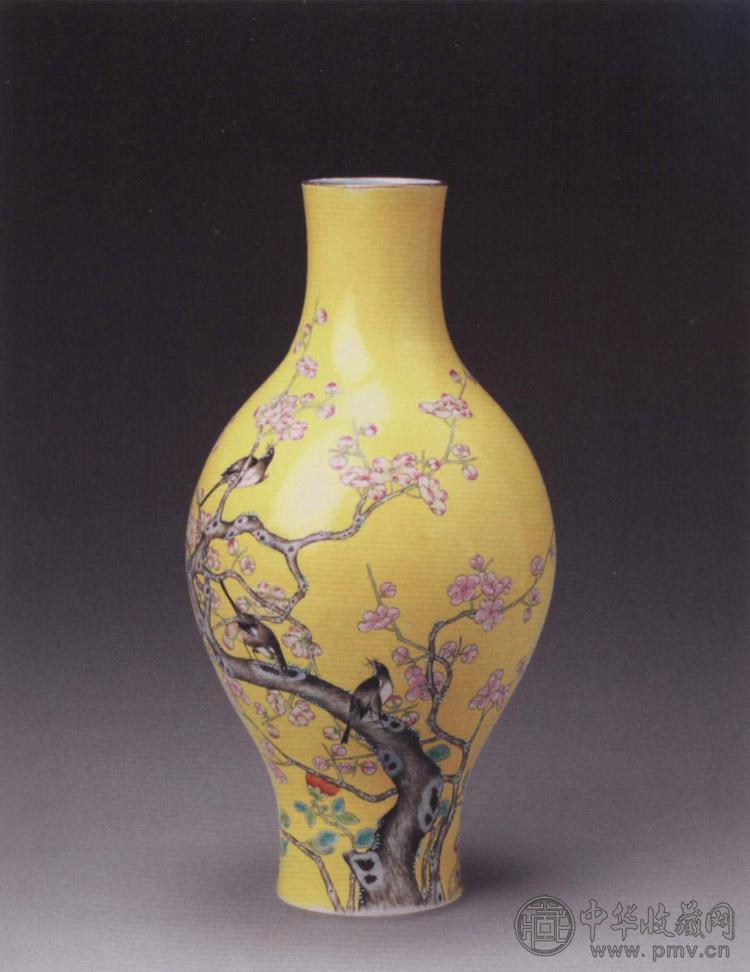 民国 黄地粉彩喜鹊登梅图橄榄瓶