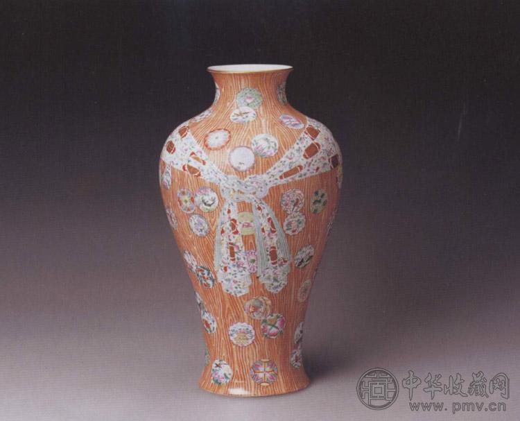 民国 仿木釉地粉彩皮球花纹包袱瓶