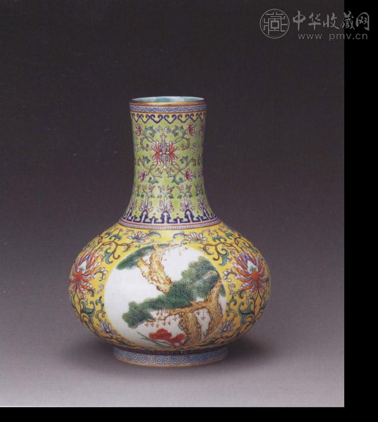 民国 黄地粉彩开光松竹图直颈瓶