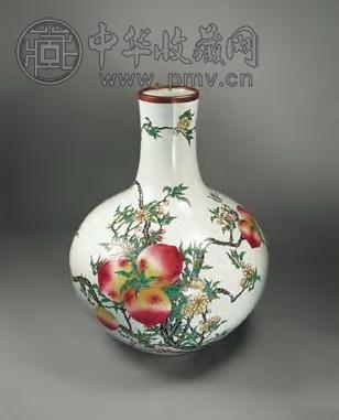 清 粉彩九桃天球瓶