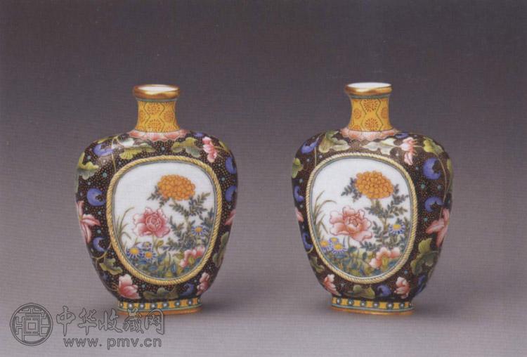 民国 墨地开光粉彩花卉图小瓶(1对)
