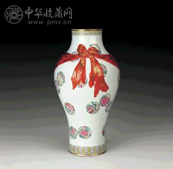 民国 粉彩皮球花卉纹包袱瓶