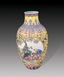 民国 黄地开光人物瓶