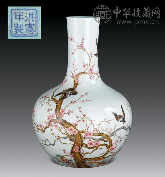 二十世纪初 粉彩喜鹊登梅纹天球瓶