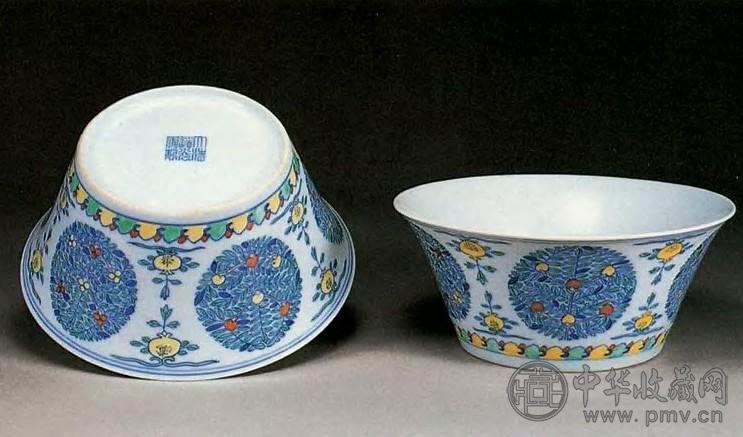 清道光 斗彩团花马蹄碗(2件)