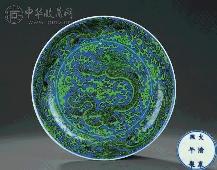 清康熙 青花地绿彩躍龙戏珠纹盘